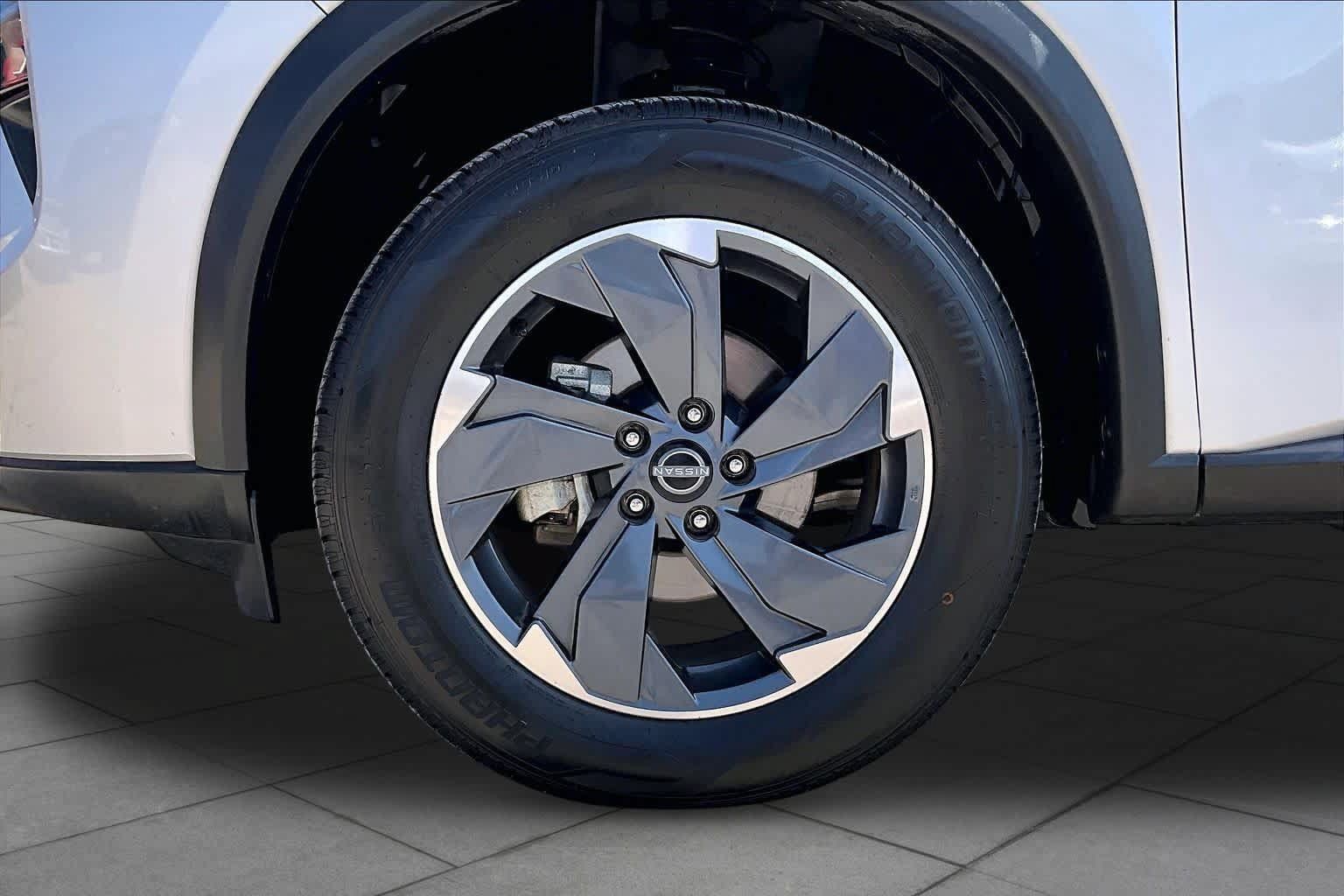 Used 2024 Nissan Rogue SV FWD image 11