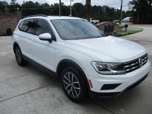 Used 2020 Volkswagen Tiguan SE w/ Panoramic Sunroof Package FWD image 28