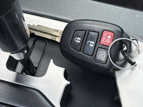 Used 2017 Toyota RAV4 XLE FWD image 35