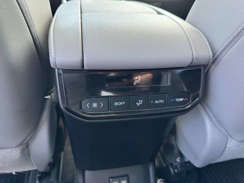 Used 2023 Toyota Highlander XLE AWD/4WD image 12