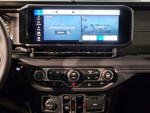 Used 2025 Jeep Gladiator Mojave w/ Convenience Group image 16