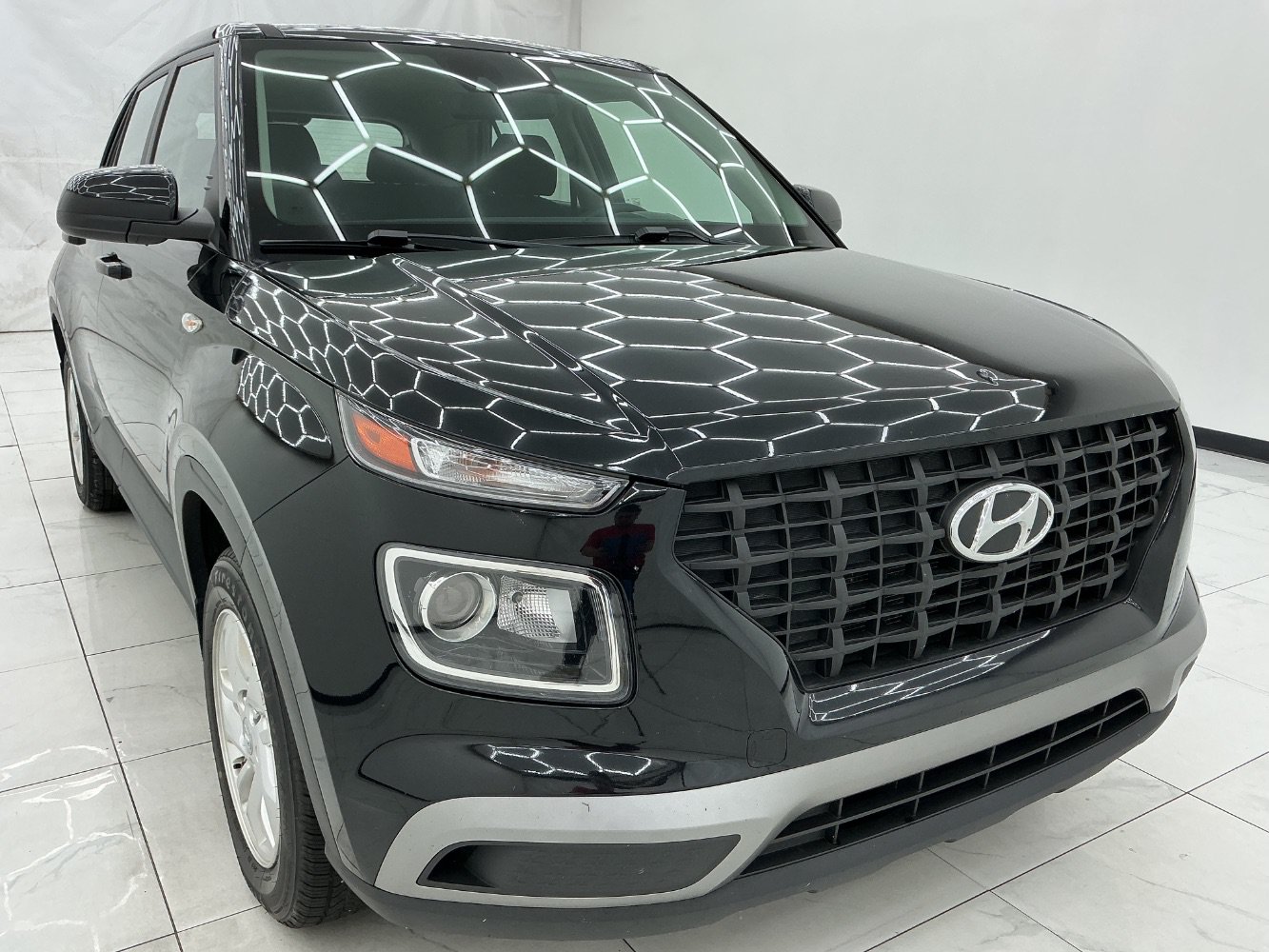 Used 2021 Hyundai Venue SE FWD image 3