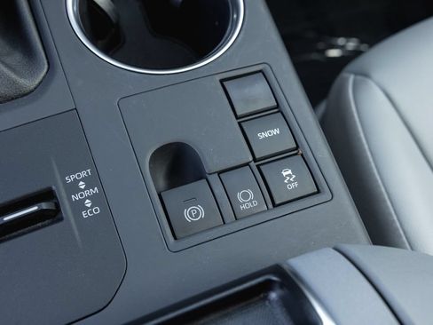 Certified 2025 Toyota Highlander XLE FWD image 20
