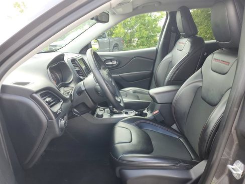 Used 2019 Jeep Cherokee Trailhawk w/ Cold Weather Group AWD/4WD image 11