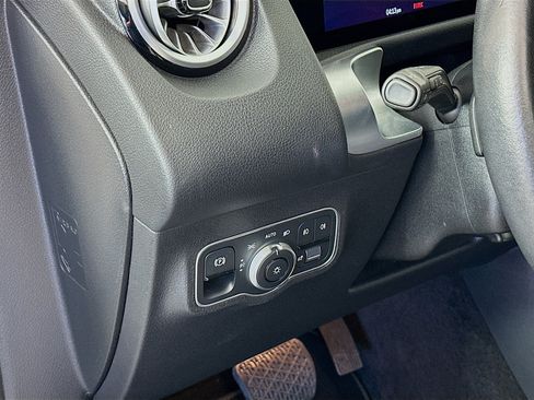 Used 2025 Mercedes-Benz GLB 250 image 17
