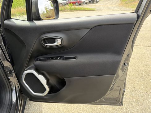 Used 2021 Jeep Renegade Latitude FWD image 14