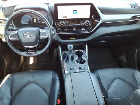 Used 2023 Toyota Highlander Platinum FWD image 12