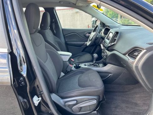 Used 2019 Jeep Cherokee Latitude w/ Popular Appearance Group FWD image 9