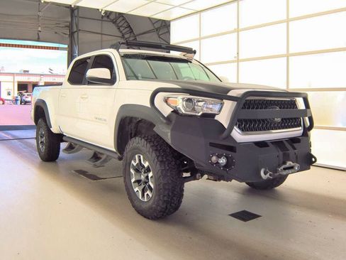 Used 2018 Toyota Tacoma TRD Off-Road AWD/4WD image 4