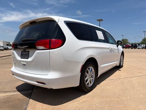 Used 2023 Chrysler Voyager LX FWD image 18