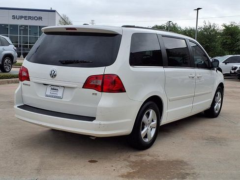 Used 2011 Volkswagen Routan SE FWD image 4