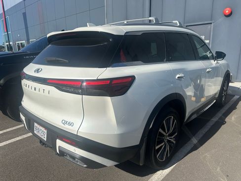 Used 2025 INFINITI QX60 Sensory w/ Vision Package AWD/4WD image 3