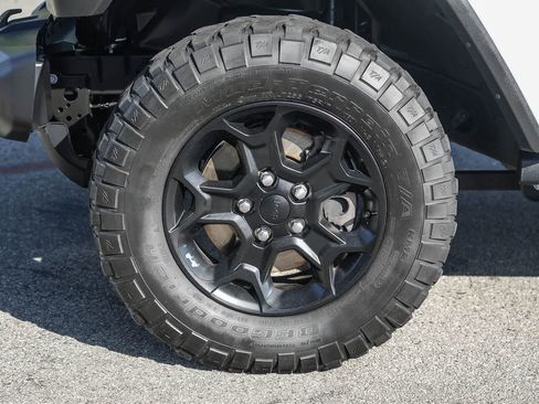 Used 2023 Jeep Gladiator Sport AWD/4WD image 9