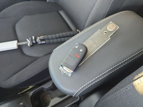 Used 2023 Jeep Renegade Latitude image 30