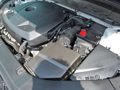 Used 2019 Volvo XC60 T6 Momentum w/ Multimedia Package image 13