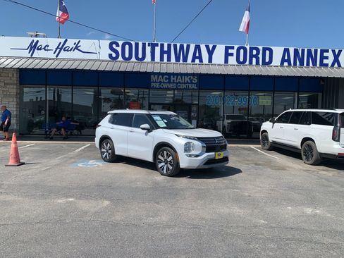 Used 2025 Mitsubishi Outlander SEL FWD image 2