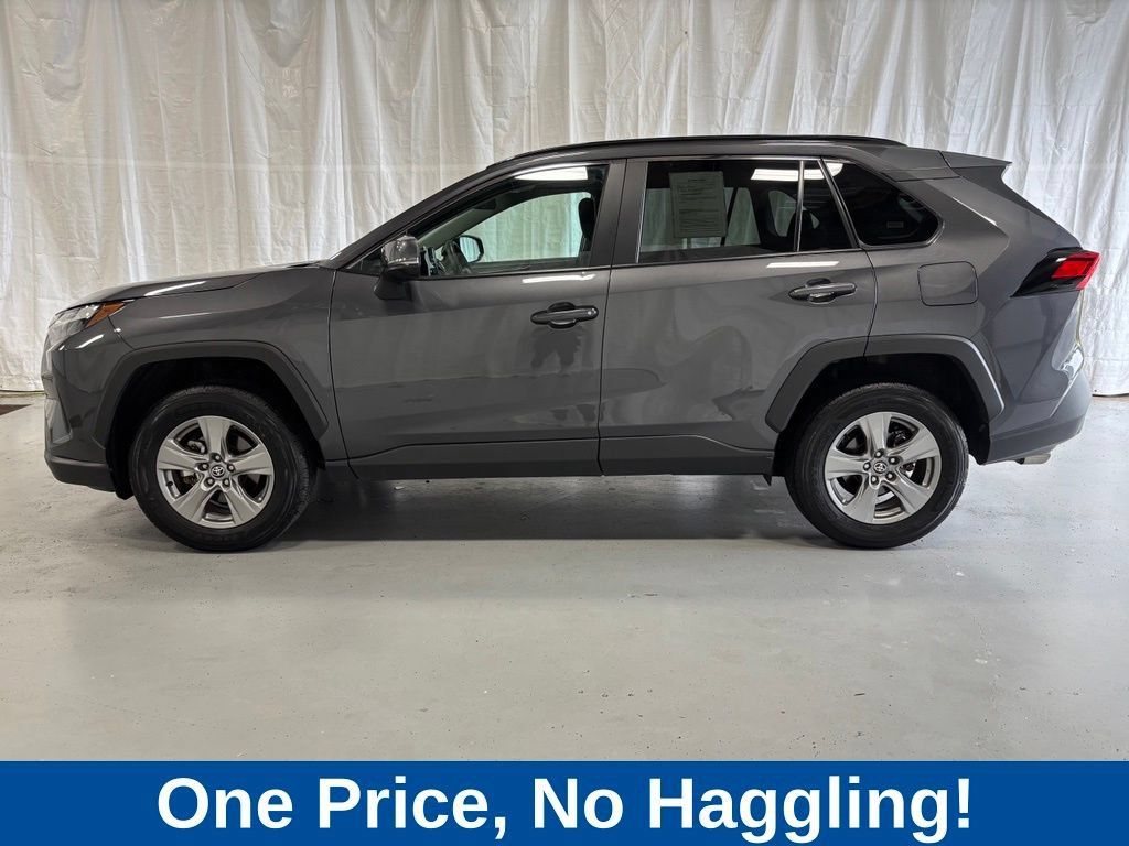 Used 2025 Toyota RAV4 XLE AWD/4WD image 4