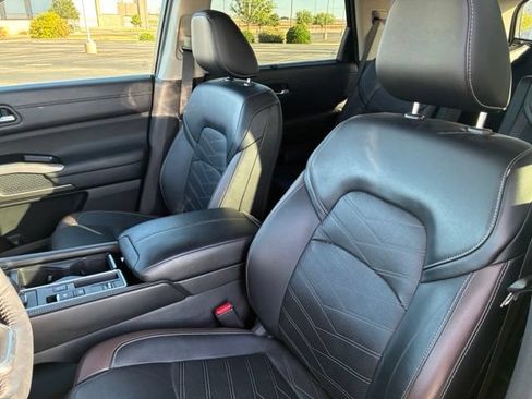 Certified 2023 Nissan Pathfinder Platinum FWD image 11