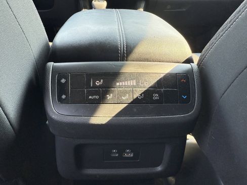 Used 2022 Nissan Pathfinder SV image 38