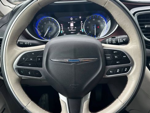 Used 2017 Chrysler Pacifica Limited FWD image 23