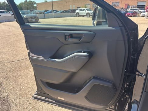 Used 2025 Toyota Highlander LE FWD image 18