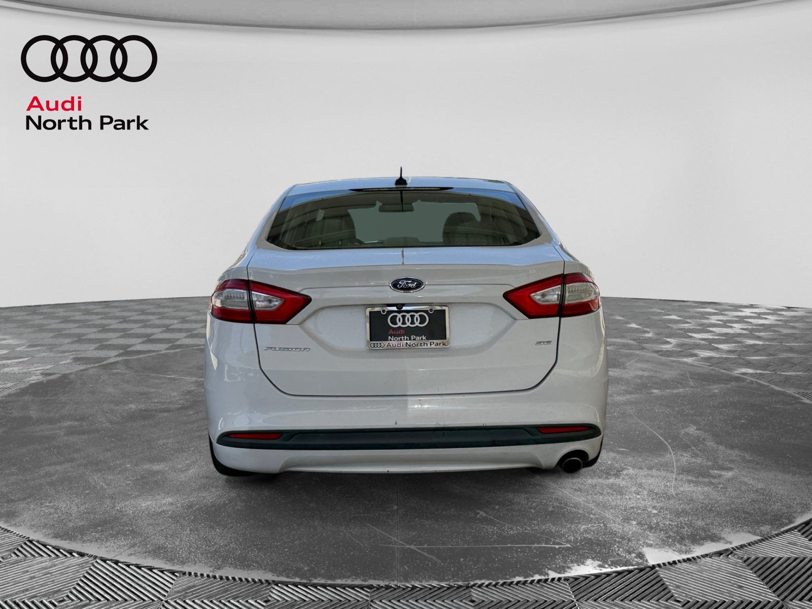Used 2015 Ford Fusion SE FWD image 4