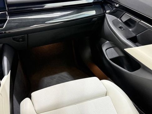 Used 2024 BMW 530i xDrive w/ Premium Package AWD/4WD image 13