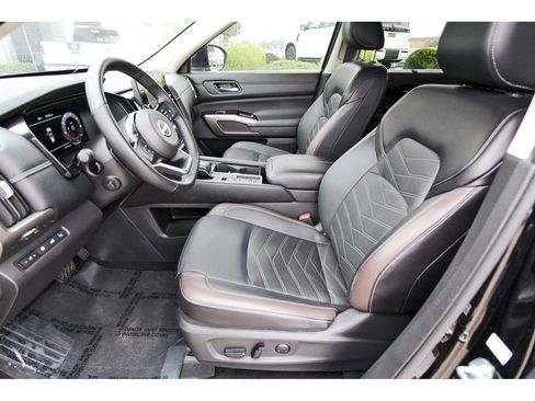 Used 2024 Nissan Pathfinder Platinum w/ Cargo Package FWD image 6