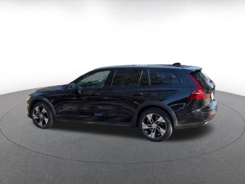 Used 2025 Volvo V60 B5 Cross Country Plus image 10