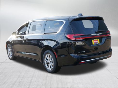 Used 2026 Chrysler Pacifica Select image 5