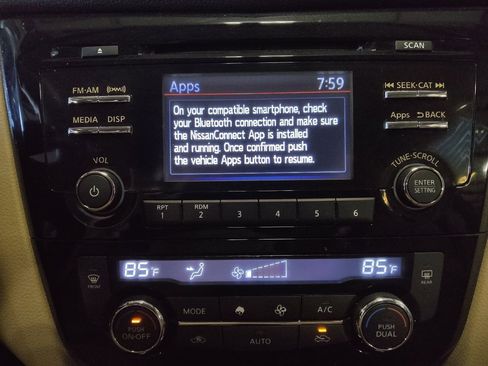 Used 2016 Nissan Rogue SV FWD image 25
