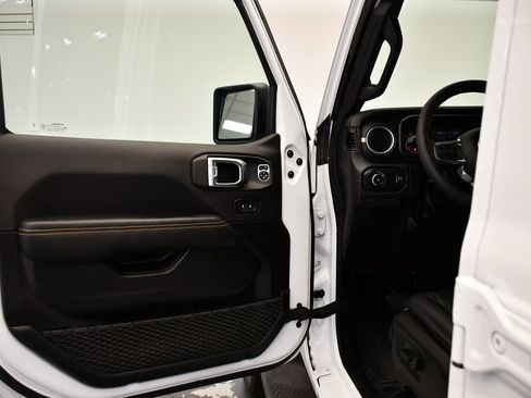 Used 2025 Jeep Wrangler Sahara image 30