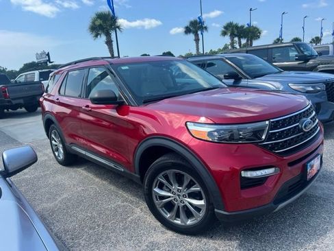 Used 2022 Ford Explorer XLT w/ Equipment Group 202A AWD/4WD image 2