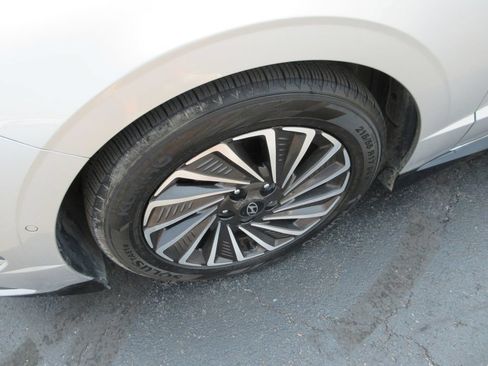 Used 2025 Hyundai Sonata Limited FWD image 13