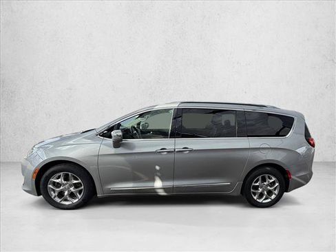 Used 2018 Chrysler Pacifica Limited FWD image 2