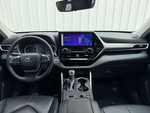 Used 2024 Toyota Highlander XLE FWD image 12