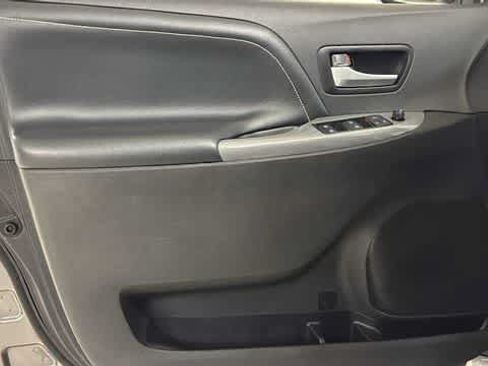 Used 2018 Toyota Sienna SE Premium FWD image 12