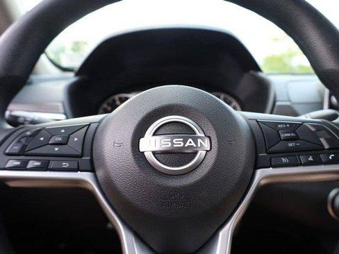Used 2025 Nissan Altima 2.5 SV FWD image 9