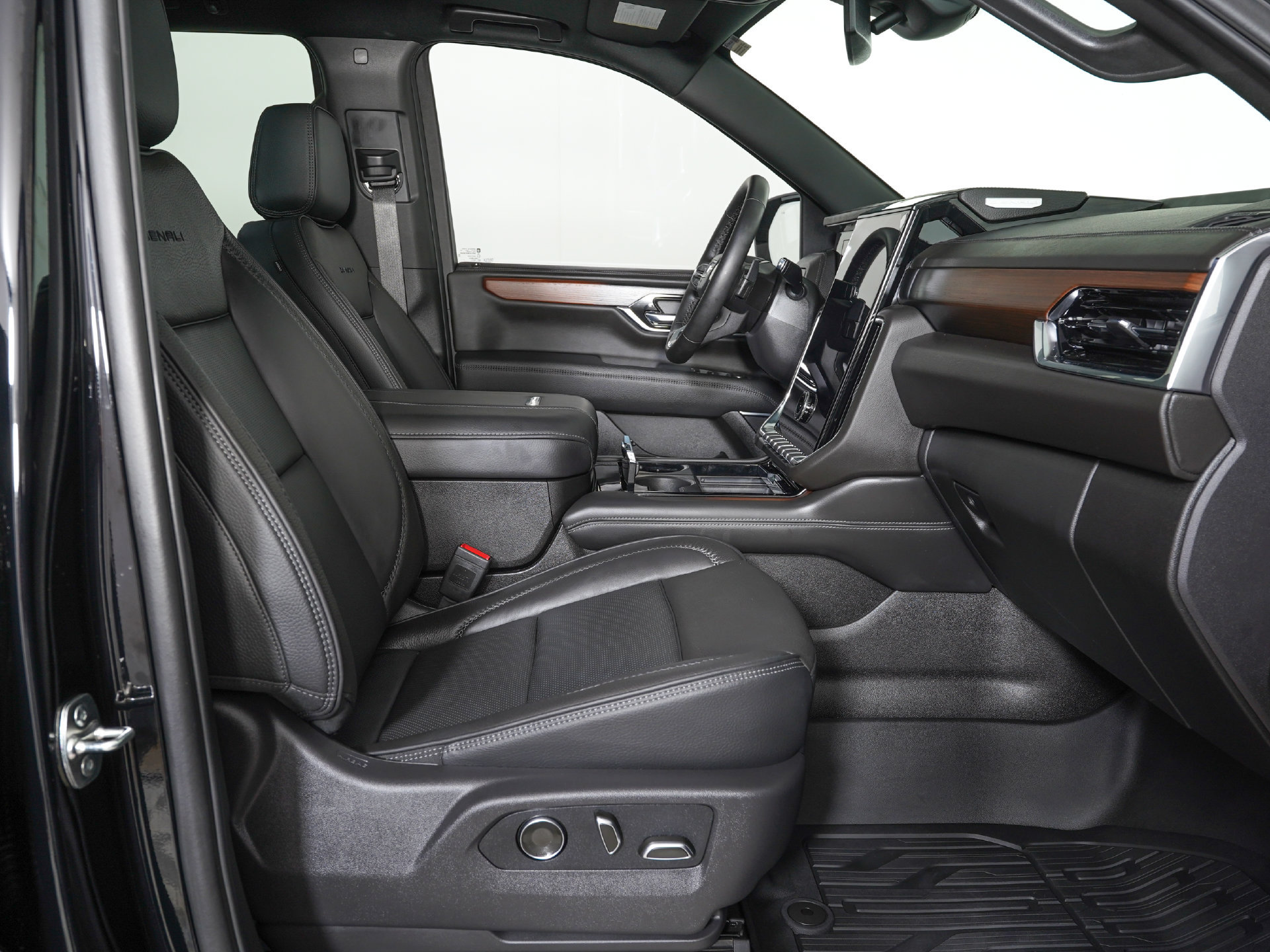 Used 2026 GMC Yukon XL Denali w/ Sun & Power Step Package AWD/4WD image 9