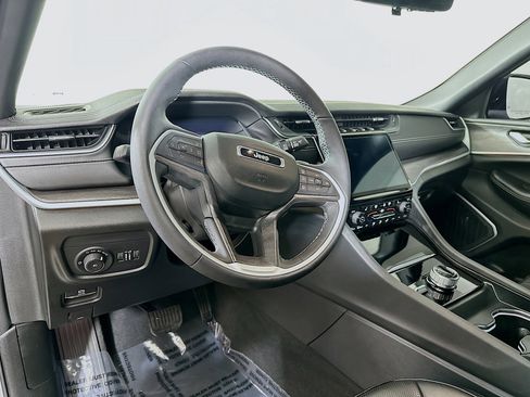 Used 2024 Jeep Grand Cherokee Limited w/ Luxury Tech Group II image 9