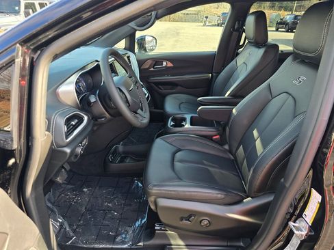 New 2026 Chrysler Pacifica Select image 4