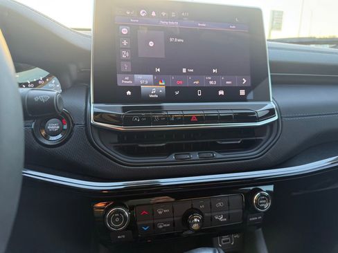 Used 2025 Jeep Compass Latitude w/ Altitude Special Edition image 17