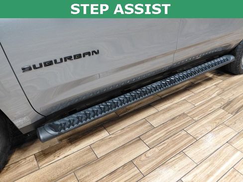 Used 2025 Chevrolet Suburban Z71 image 12