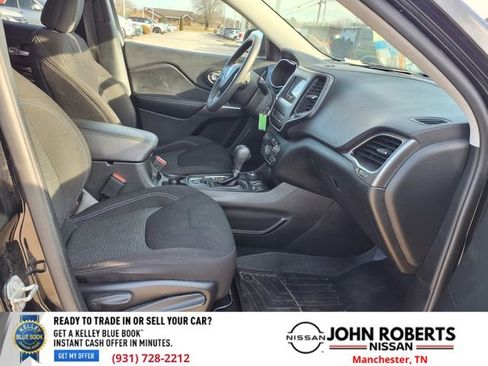 Used 2020 Jeep Cherokee Latitude w/ Mopar Interior Package image 19