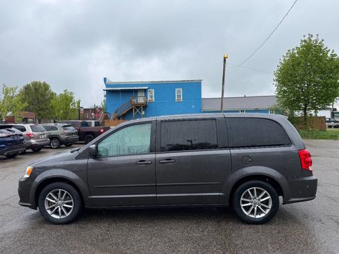 Used 2016 Dodge Grand Caravan SE FWD image 2