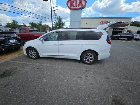 Used 2022 Chrysler Pacifica Limited FWD image 1