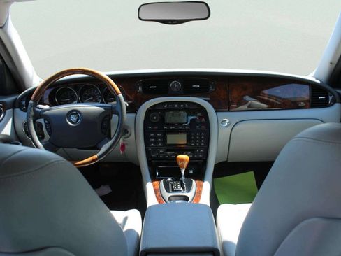 Used 2004 Jaguar XJ8 RWD image 8