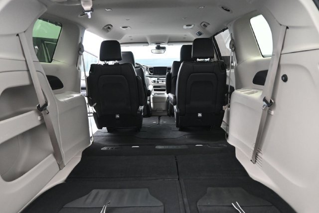 Used 2024 Chrysler Pacifica Touring-L AWD/4WD image 9