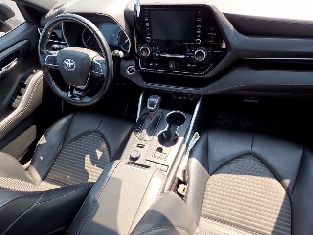 Used 2021 Toyota Highlander XSE AWD/4WD image 23