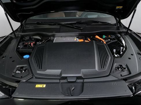 Certified 2024 Audi Q8 e-tron Prestige image 36